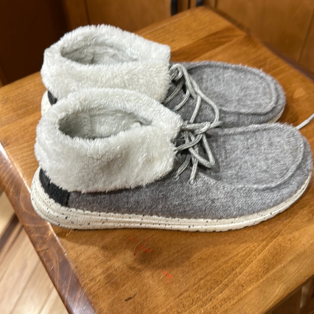 Size 6 woman’s hey dude good condition so comfortable